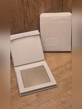 NIB MOTD Cosmetics Highlighting Powder – Shade: Morning Sun (Full Size 7g)